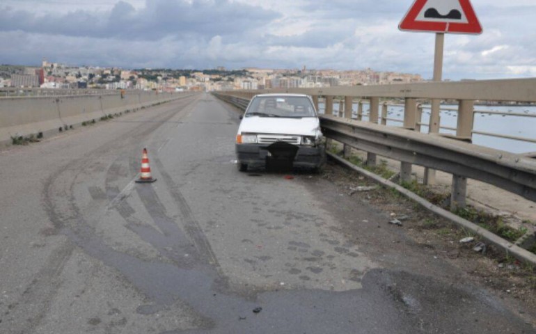 Cagliari. Va a sbattere contro il guard-rail con l’automobile, donna finisce in ospedale
