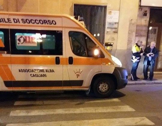 Donna travolta da un automobile in via Maddalena