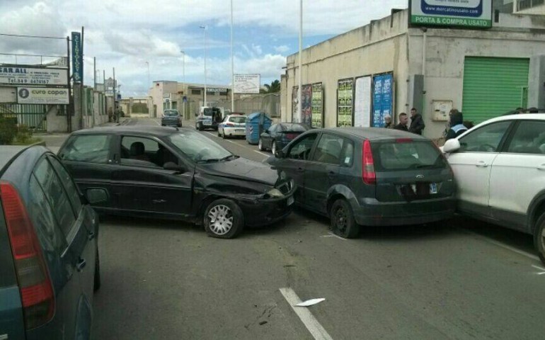 Cagliari: ubriaco alla guida travolge due auto.