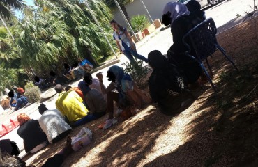 I volontari e i migranti nel cortile della struttura.