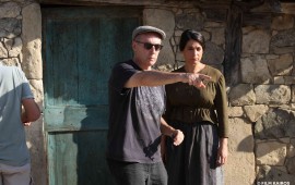 Enrico Pau dirige Donatella Finocchiaro nel film "L'accabadora" (foto di Kairos film)