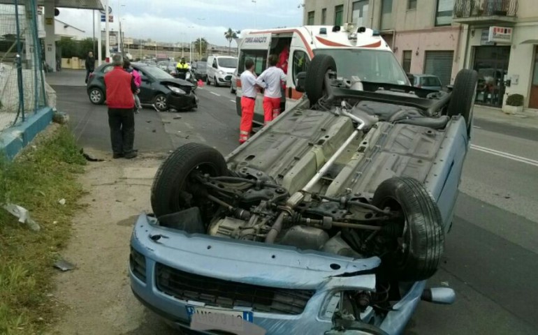 Viale Monastir. Incidente davanti alla stazione di benzina. Una suora in ospedale.