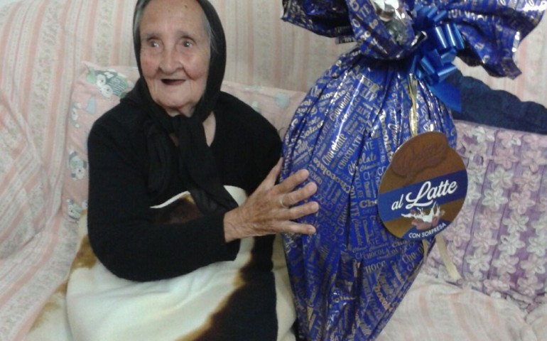 Nell’uovo di Pasqua i 100 anni di nonna Caterina. Festa per la centenaria di Nurallao
