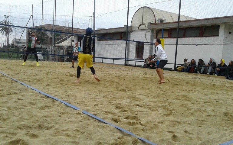 Beach tennis in centro: in via Newton lo spazio per sport da spiaggia, senza il mare