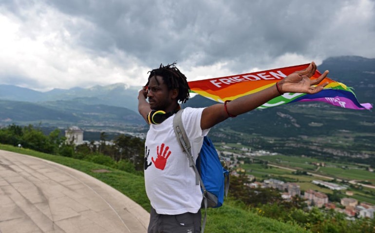 Il camminatore per la pace a Cagliari: “Racconto lo sfruttamento del Congo”