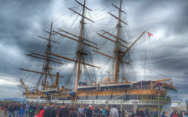 Ore di fila per visitare il veliero. I cagliaritani all’arrembaggio dell’Amerigo Vespucci