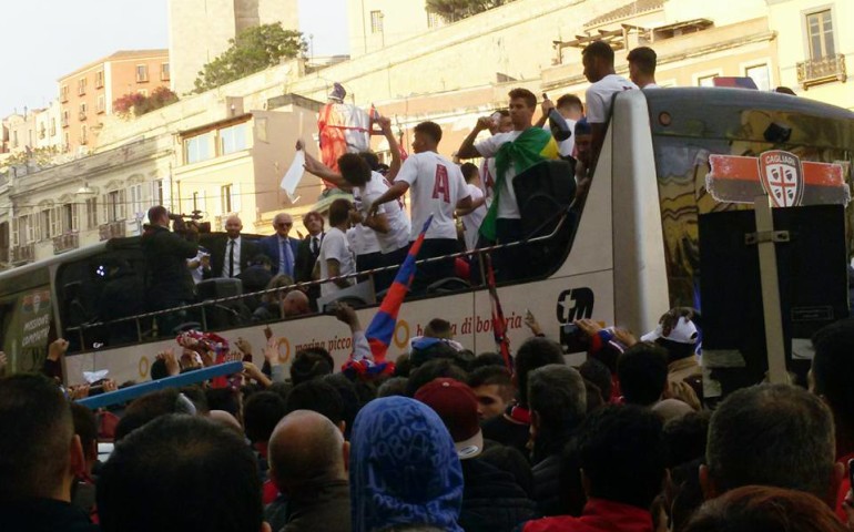 Piazza Yenne si tinge di rossoblù. I giocatori festeggiano la serie A con i tifosi