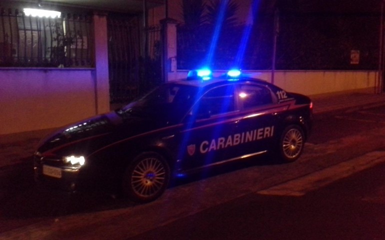 Ruba un’auto e aggredisce i carabinieri che lo inseguivano. Succede a Capoterra