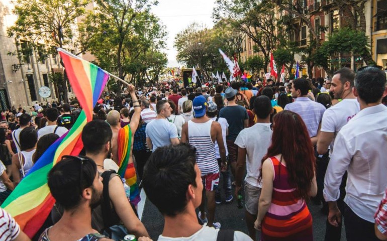 Domani a Cagliari il Sardegna Pride: “Un drappo rosso come il sangue per ricordare la tragedia dell’immigrazione”