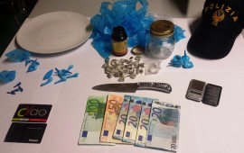 La droga e gli oggetti sequestrati dalla polizia