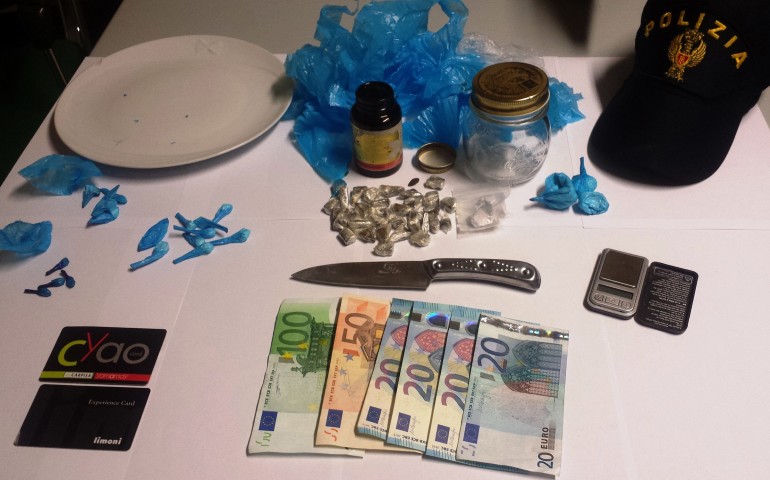 La droga e gli oggetti sequestrati dalla polizia