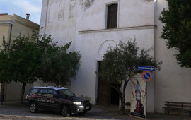 I carabinieri all'ingresso della chiesa