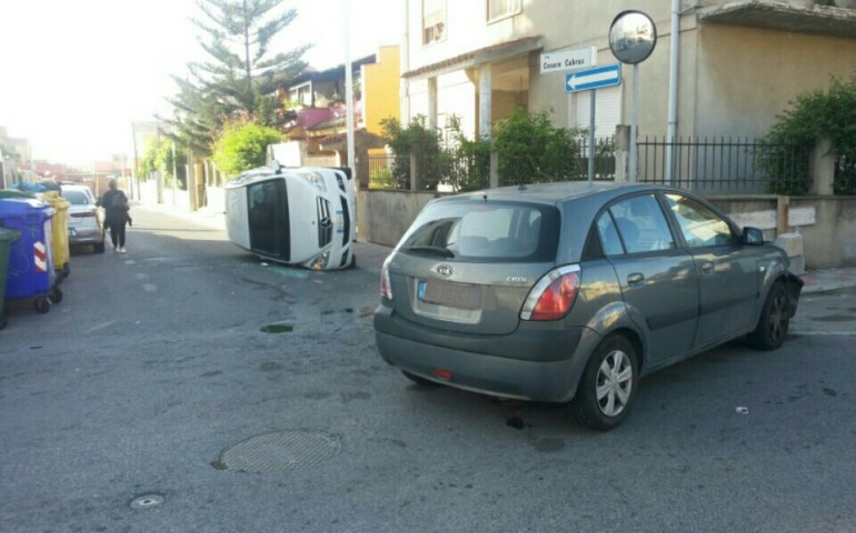 Auto ribaltata a 90 gradi: incidente questa mattina in via De Chirico