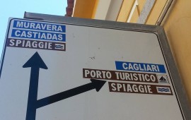 Il cartello stradale con la parola "spiaggie", fotografato domenica 22 maggio 2016