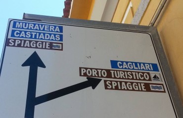 Il cartello stradale con la parola "spiaggie", fotografato domenica 22 maggio 2016