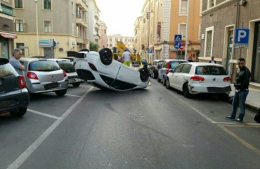 L'auto ribaltata in via Manzoni