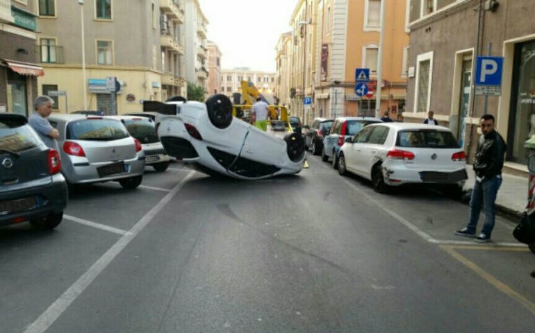 L'auto ribaltata in via Manzoni