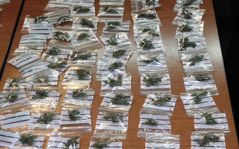 Cagliari: fugge alla vista degli agenti. Sequestrati 495 grammi di marijuana