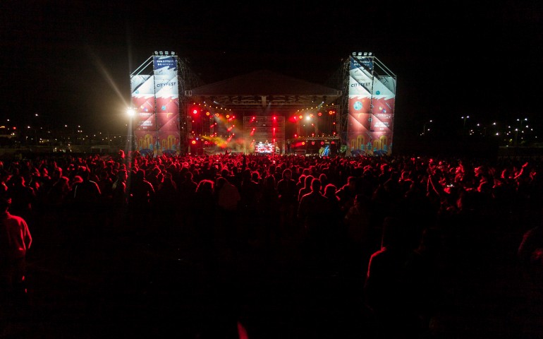 La folla sotto il palco di Cityfest (foto Mattia Ferrara)