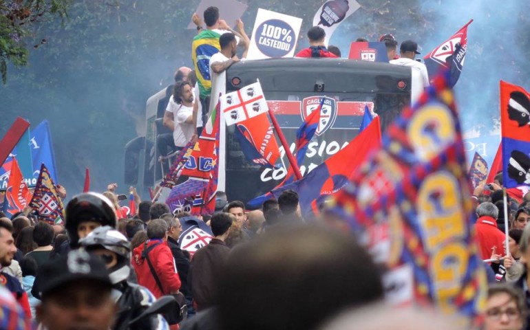 I festeggiamenti per la promozione del Cagliari