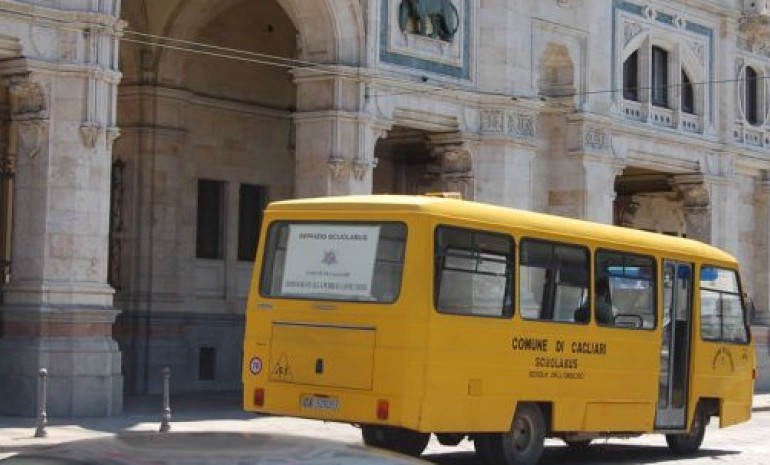 Uno scuolabus del Comune di Cagliari