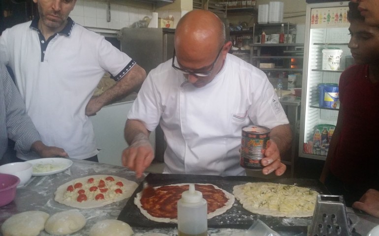 Quando il cibo unisce i popoli: lo chef Maurizio Loi porta i segreti della pizza a Gaza