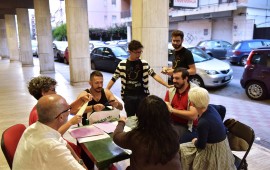 La raccolta di firme per il referendum in via Puccini