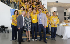 Belen Frau insieme ai co-worker Ikea