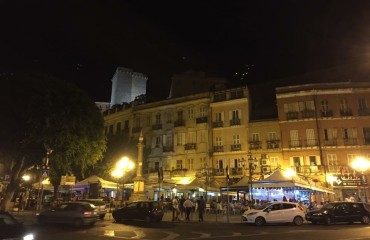Piazza Yenne, centro della movida notturna cagliaritana (foto CagliariAPP)