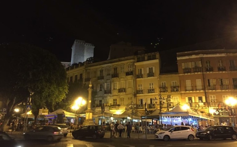 Piazza Yenne, centro della movida notturna cagliaritana (foto CagliariAPP)