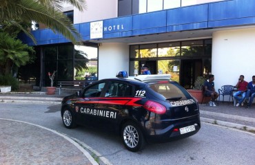 L'auto dei carabinieri davanti all'ingresso dell'hotel