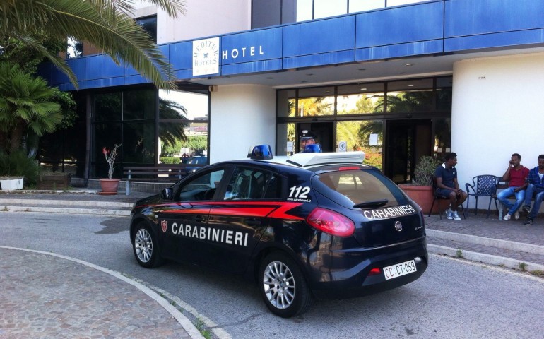L'auto dei carabinieri davanti all'ingresso dell'hotel
