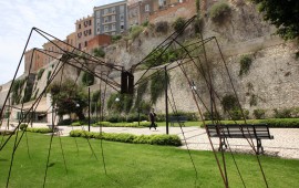 Uno dei ragni di Bruno Meloni nel Giardino sotto le mura