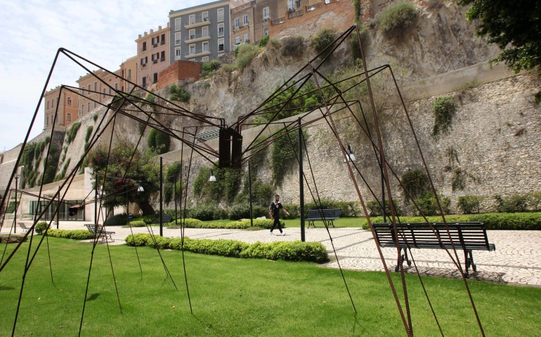 Uno dei ragni di Bruno Meloni nel Giardino sotto le mura
