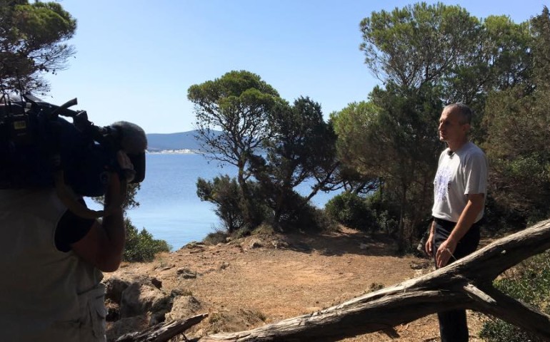 Bacchetta davanti al mare per la puntata di 