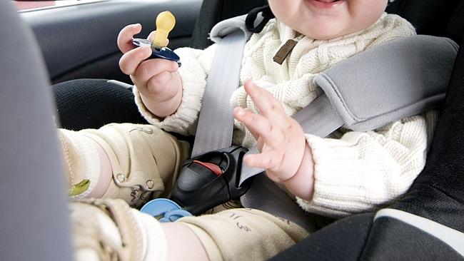 Rompono il vetro per salvare la bambina priva di sensi, ma era solo addormentata