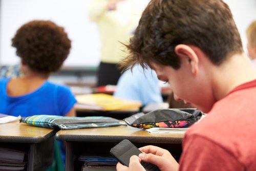 Smartphone in classe: ora si può. Gli adolescenti spiegano perché non possono farne a meno