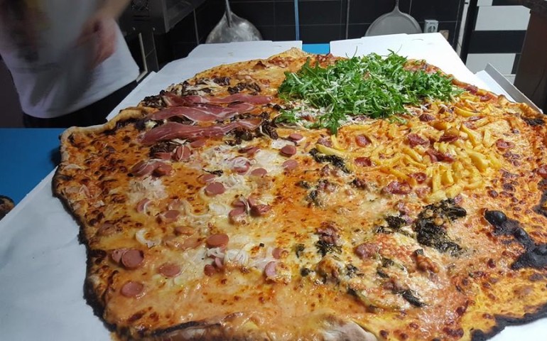 Mille euro a chi finisce la pizza da cinque chili. La sfida di una pizzeria di Quartu