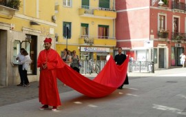 La performance di questa mattina in via Garibaldi (foto di Maria Luisa Porcella Ciusa)