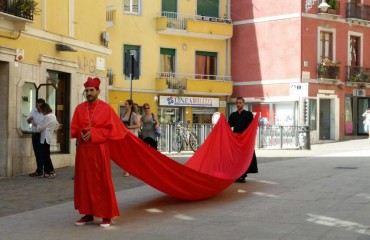 La performance di questa mattina in via Garibaldi (foto di Maria Luisa Porcella Ciusa)