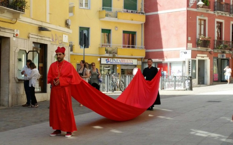 La performance di questa mattina in via Garibaldi (foto di Maria Luisa Porcella Ciusa)