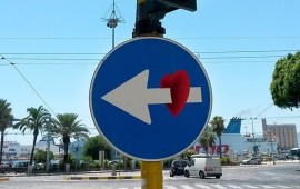 Il cuore nel cartello di via Roma, opera di Clet (foto Valeria Mulas)