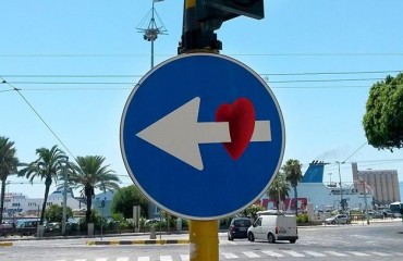 Il cuore nel cartello di via Roma, opera di Clet (foto Valeria Mulas)