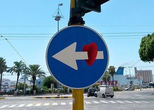 Il cuore nel cartello di via Roma, opera di Clet (foto Valeria Mulas)