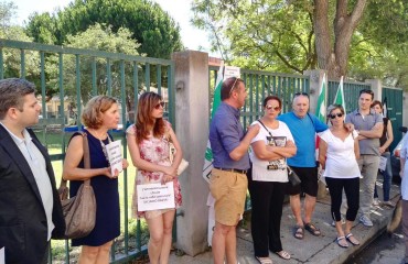 La protesta dei genitori davanti all'asilo