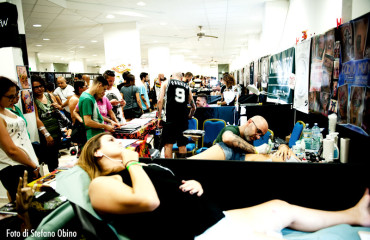 Tatuatori in azione alla Cagliari tattoo convention