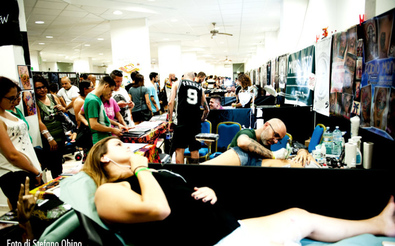 Tatuatori in azione alla Cagliari tattoo convention