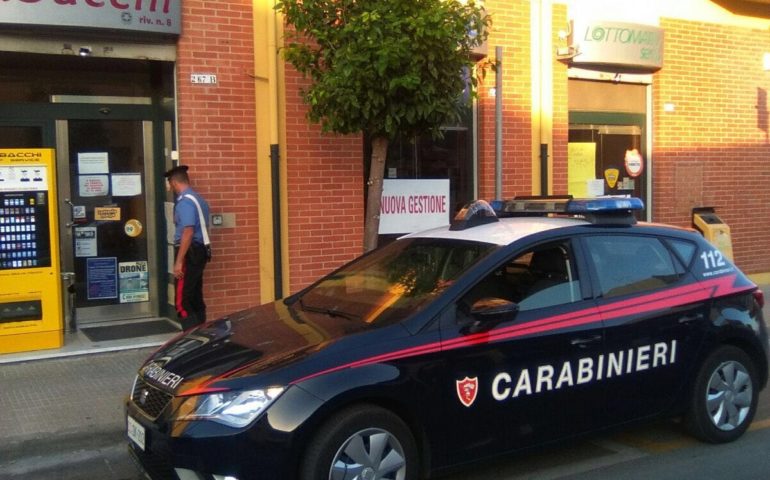 Armato di un coltello da cucina, rapina una tabaccheria. Succede a Monserrato