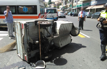 Il mezzo ribaltato in via Bacaredda