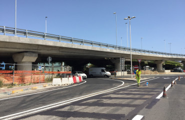 Un operaio a lavoro davanti alla rotatoria di via Cadello (foto Stefano Cortis)